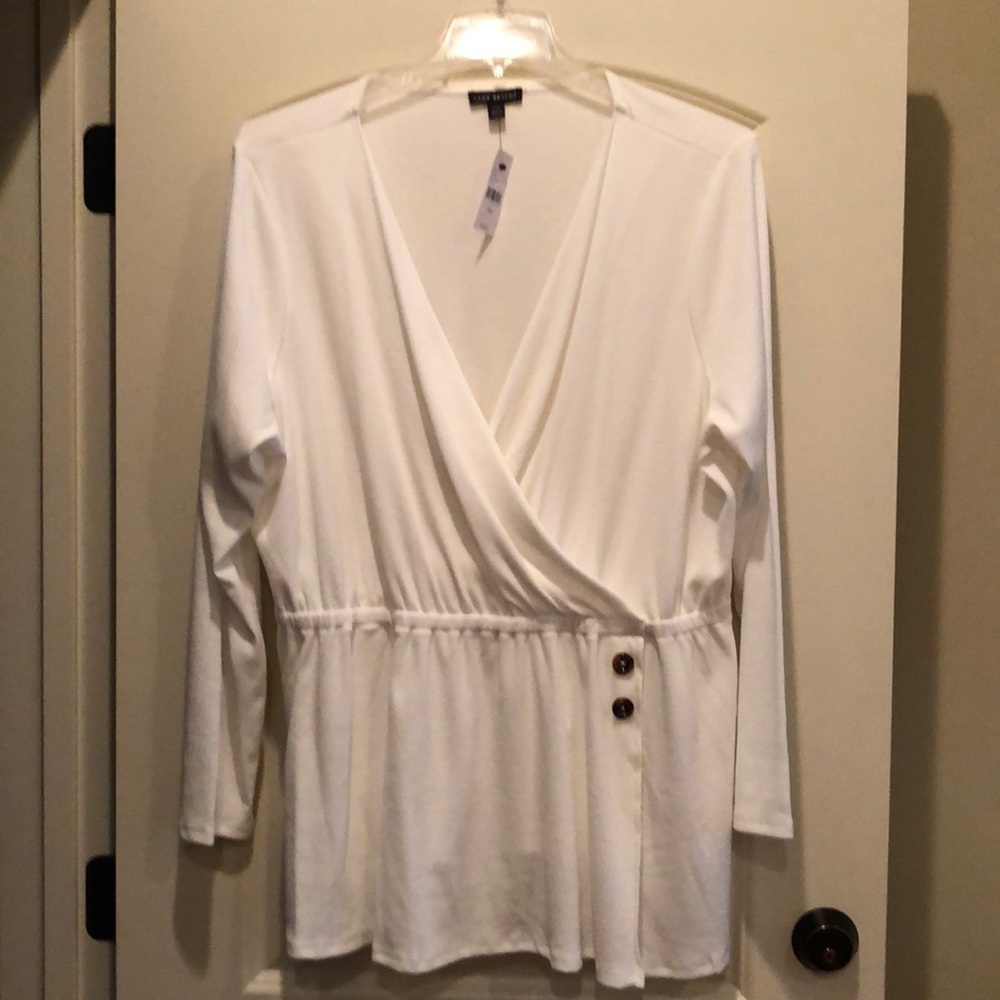 Lane Bryant plus size 2 long sleeve V-neck tunic. Never worn and has tag.